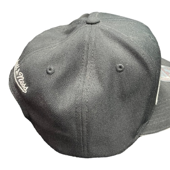 Black Cleveland Cavaliers Mitchell Ness Snap Back - Picture 3 of 7